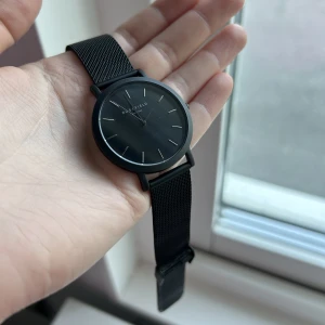 Klocka - Supersnygg klocka som passar både tjejer och killar 👌🏼enkelt knäppe, allt följer med (instruktion + orginalförpackking)