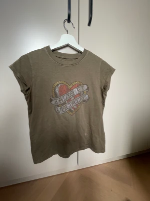 Zadig tröja - Säljer denna jätte fina Zadig Voltaire tröjan. Säljer pga att jag inte får någon användning av den längre. Den är i super fint skick och är som helt ny bara avvänt fåtal gånger. Köpte för 700kr därför säljer jag för 500, kan diskutera pris