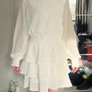 Såå fin klänning från ginatricot  - Säljer denna jättefina klänningen från ginatricot som är super fin och passar perfekt till hösten 