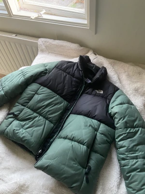 The north face jacka - Grön/svart north face jacka. Använd 1 vinter och är i fint skick🫶🫶