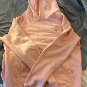 säljer denna fina rosa gant hoodie som är strl 134/140 men skulle säga att den sitter som xxs