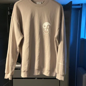 Yoke sweatshirt  - En sweatshirt från yoke i storlek S köpt för ungefär 800kr väldigt bra skick 