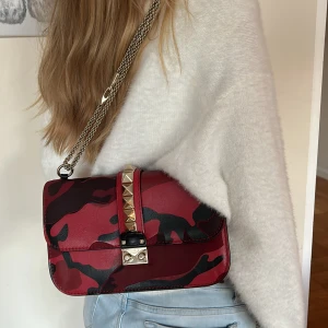 Valentino garavani  väska - INTERESSEKOLL! Säljer nu min så snygga valentino glam lock väska i camoflage. Den är i otroligt bra skick och passar till mer än vad man tror! Den kan verkligen liva upp en outfit!!💕 skriv till mig för fler bilder och frågor😊💕 pris kan diskuteras!!