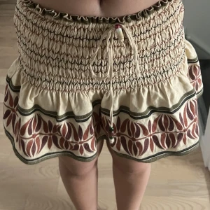 Kjol - Jätte fin kjol från zara! Aldrig använd, storlek M men passar mig som oftast bär S!❣️