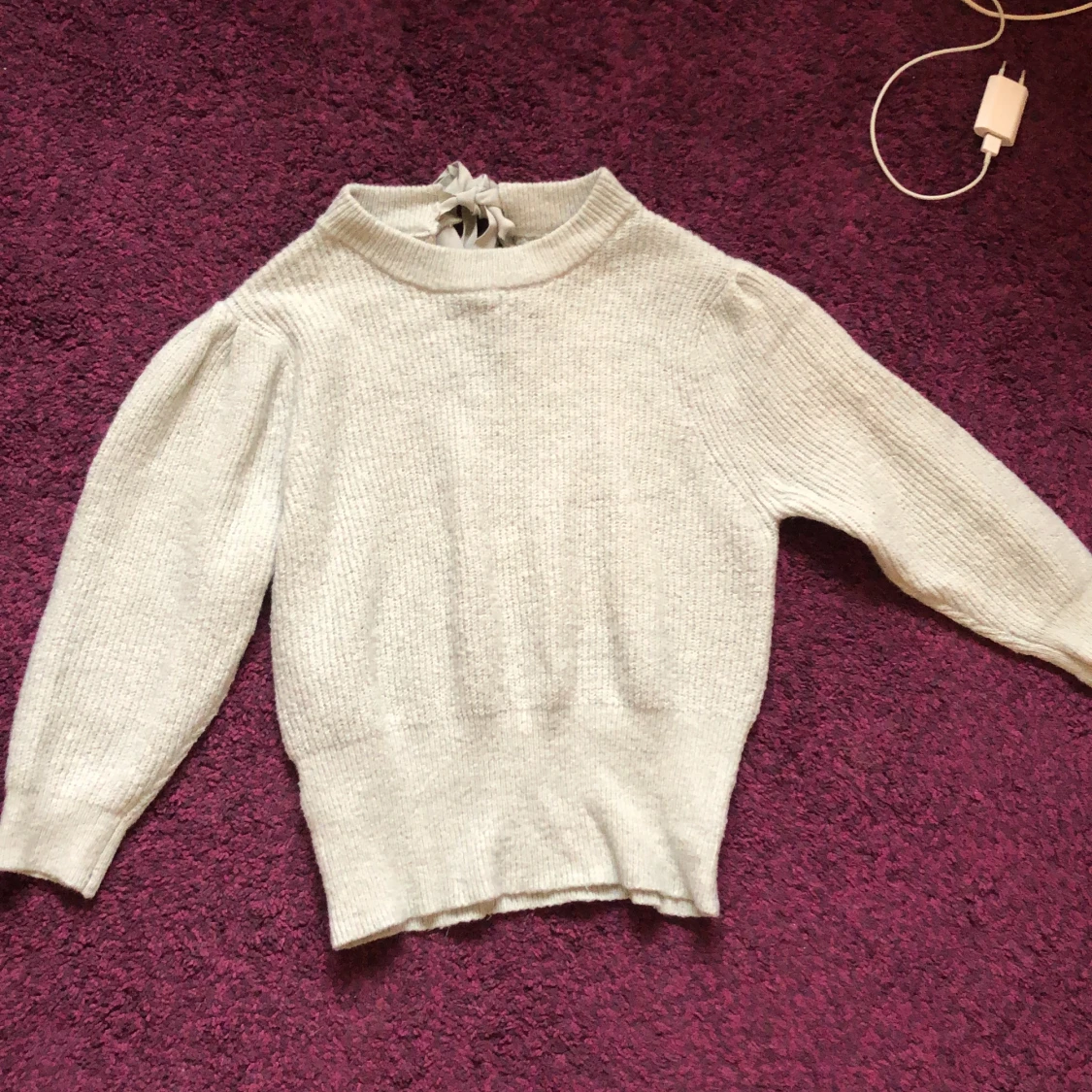 Stickad tröja med öppning