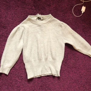 Stickad tröja med öppning - Supersöt, turkos stickad tröja med rosettöppning i ryggen ❤️svinskön, kort i längd och ärmarna och perfekt för sensommaren 💃🏼❤️ säljer pga för liten 🩵pris diskuterbart 