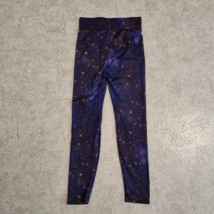 Cupcake cult galaxy leggings - Leggings från märket cupcake cult med galax tema. Väl använda. Storlek M. Kan mötas upp i vänersborg.