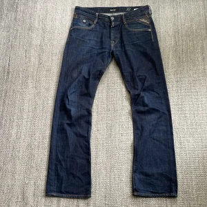 Replay bootcut jeans  - Feta Replay vintage jeans! Lite bootcut fit på dessa! Size 32/32 sitter mer som 34/32! Väldigt fint skick 