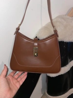 Snygg brun handväska  - Brun handväska med guld detaljer 