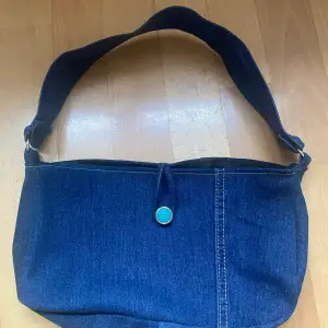 Handgjord väska av upcyclat Jean!