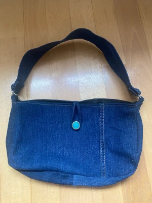 Handgjord väska  - Handgjord väska av upcyclat Jean!