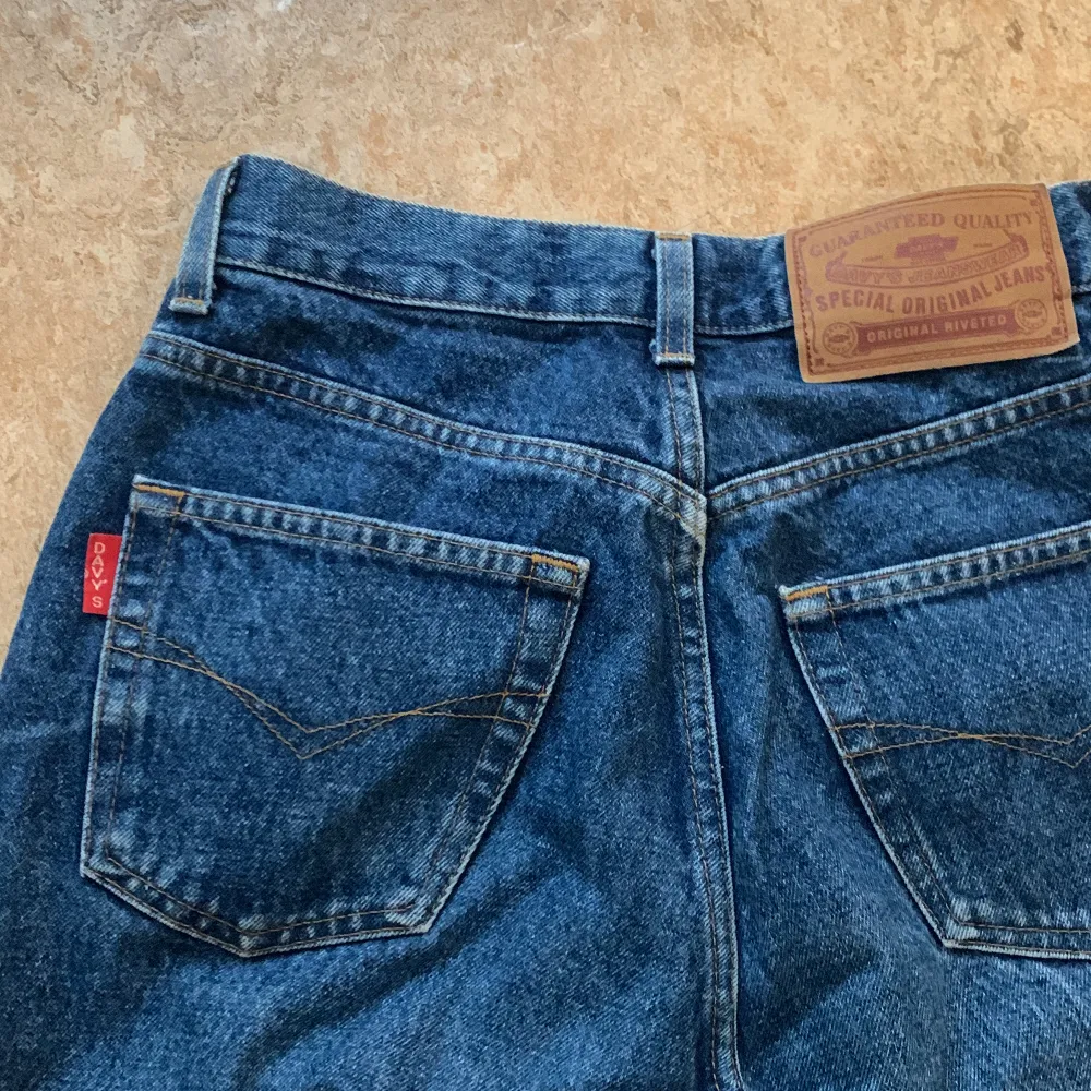 Midrise jeans från davy’s. Klassisk jeansfärg och 100% bomull. Jättesnygga men har tyvärr blivit för små! . Jeans & Byxor.
