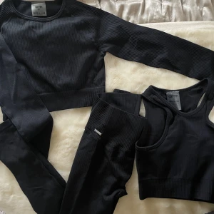 Aimn ribbad set (tights, tröja, sport-bh) - Aimn ribbad set i svart som inkluderar träningstights S, topp (aldrig använd) M, och sport-bh (aldrig använd) S. Så snyggt! 🖤 Nypris tights: 599, tröja: 549, sportbh: 399 (totalt 1547 sek). Allt för 700 🫶🏼