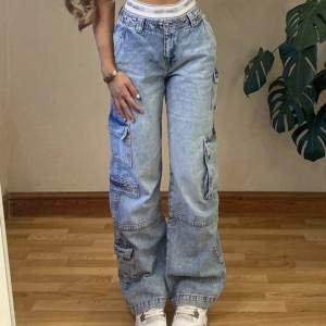 Supersköna coola jeans, säljer helt nya då de inte passade mig. Storleken är small men dom är stora i storleken 