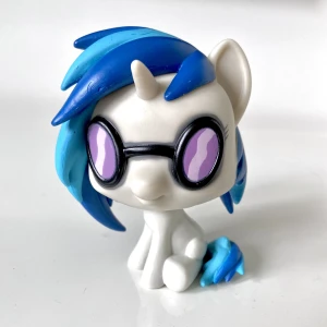 Dj pon 3 - Dj pon 3 funko pop. Det finns lite ”skador” på den som var där redan när jag köpte den. Har tyvärr inte kartong till den kvar