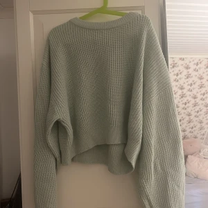 Stickad tröja  - Säljer denna fina stickade tröja från hm. Den är ljusgrön. 🩷