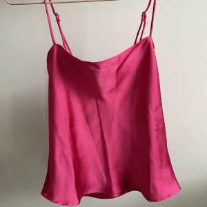 Gina linne🩷 - Super vackert linne från Ginatricot i super lyxig kvalitet. Tjockt men super lent och vackert tyg!🩷 Säljer pga att den är för liten. Den sitter väldigt tight på mig vid brösten och armhålan. Helt oanvänd! Är alltid öppen för pris förslag eller byten🩷🩷