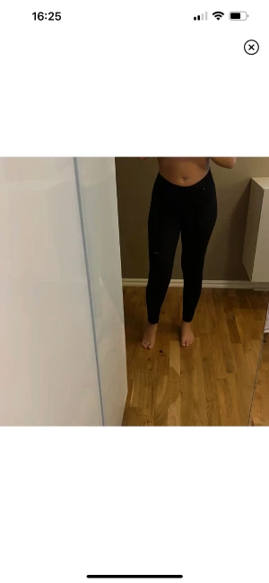 Seamless - Tights seamless. Lågmidjade. Lite genomskinliga på mig som är ca m i underdel. 