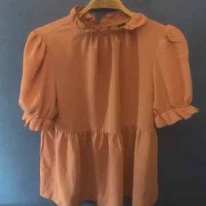 Rosa blus 💗 - Säljer denna rosa blus från Shein! Den är helt oanvänd då den är för stor för mig, så har ingen användning för den!  Färgen syns bättre på andra bilden! 