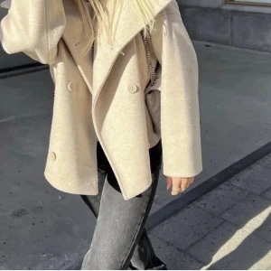 Kappa - Säljer vidare denna då den tyvärr inte riktigt var min smak. Köpte för 900, nypris över 1000 kr. Säljer för 500