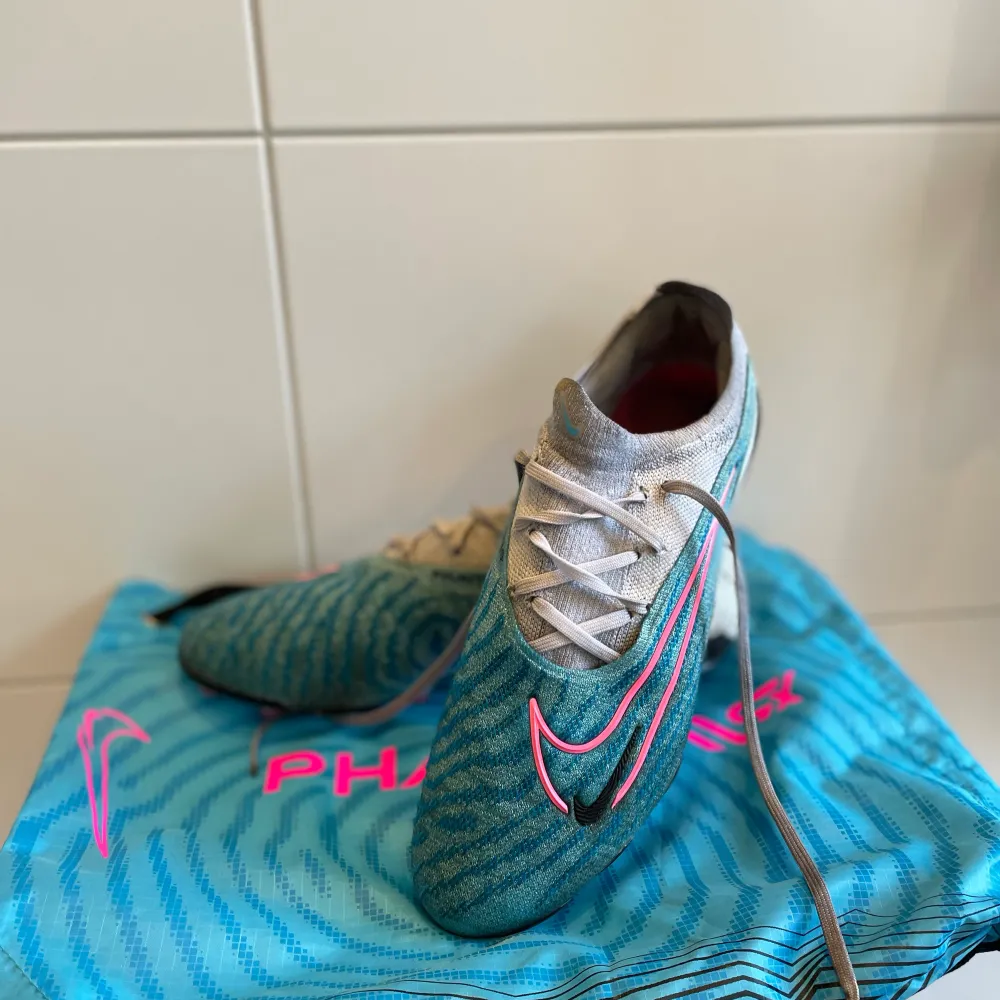 Nike Phantom gx elite AG Skick 8/10 lite smutsiga från konstgräs annars felfria! Nypris 3149kr  Pris kan diskuteras vid snabb affär!. Skor.