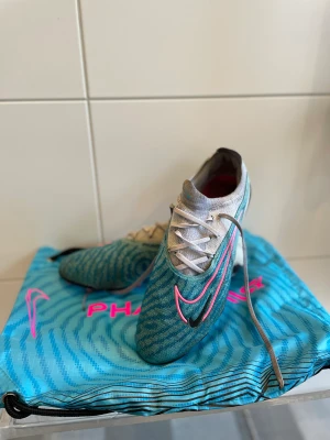 Nike Phantom gx elite AG - Nike Phantom gx elite AG Skick 8/10 lite smutsiga från konstgräs annars felfria! Nypris 3149kr  Pris kan diskuteras vid snabb affär!