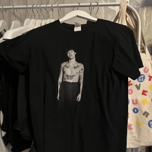 harry styles photo tee strl S - säljer nu min harry styles tröja, den är rare o går inte o köpa längre💓 storlek S, har tecken på användning, kan visa fler bilder<3 du står för frakt om du inte kan mötas i stockholm!