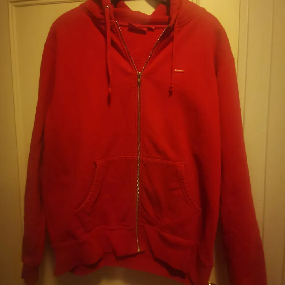 Supreme hoodie i storlek L. Hämtas i Västerås eller skickas mot fraktkostnad 80:- spårbart. Priset kan diskuteras vid snabb affär. . Hoodies.