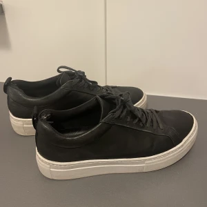 Svarta sneakers  - Svarta sneakers från Vegabond. Jättefina, skickligt använda, endast lite slitage vid foten inne i skon men inget som märks när man har på sig dem!  Köpta för: 1000kr  Säljer för: 400kr