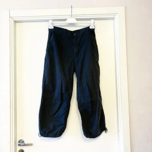 🍒Vintage y2k capribyxor🍒 - 🍒COOLA CAPRIBYXOR🍒 som kommer i ett tunt tyg utan stretch. Herrstorlek 48 som passar S-M. Saknar en kardborre på stängningen på ena bakfickan, men det är inget som syns. Använt skick. Skriv om du vill ha mått.🍒