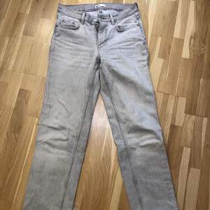 Midrise jeans från Gina i ljusgrått. Uppsydda för att passa nån runt 160. 
