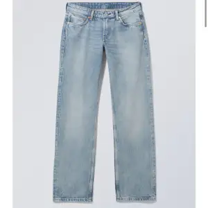 Säljer mina arrow low straight jeans från weekday.💙Dem har en liten slitning längst ned på de högra benet (se bild 3). Men i övrigt är jeansen i väldigt fint skick. Stl är 24/30 men skulle säga att dem töjer sig lite i midjan vid användning🤗