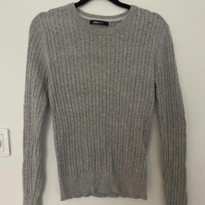 Långärmad Tröja  - Stickad långärmad tröja, tunn med viss stretch. 