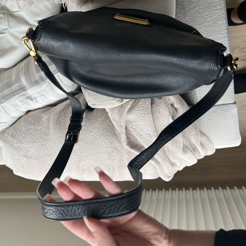 En helt ny svart Marc Jacobs väska, med ett crossbody band.  Väskan är äkta & ett nytt skick  Priset går att diskuteras vid snabb affär. Väskor.
