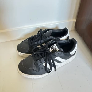 Adidas skor!! - Så snygga skor från adidas!  Tyvärr för små för mig:(  Så fint skick☺️