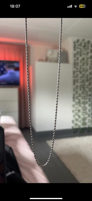 Halsband  - Ett oanvänt halsband från DEUCSWEDEN värt 400kr. Det är rostfritt från stål. Den e fri från nickel och bly