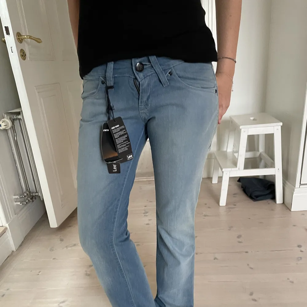 Super super fina grå/blå lee jeans som är lågmidjade. Säljs för att de inte används lika mycket längre💗 tyvärr funkar inte dragkedjan men som ni ser på bilden så syns det inte alls!💕 köpta för över 1000 kr och säljer nu för 290! Skriv om ni har frågor🩷. Jeans & Byxor.