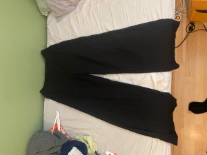 Kostymbyxor Lindex  - Säljer ett par svarta kostymbyxor från Lindex i storlek 38. Bra skick