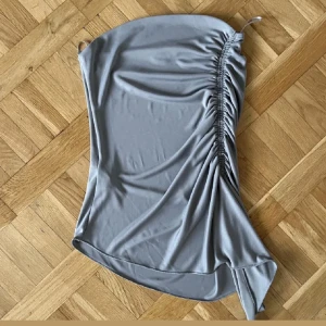 Bershka topp - Säljer min supersnygga bershka topp som är helt i nyskick aldrig använd i storlek Xs . Orginalpris 199kr🙌🏼🙌🏼💕💕(Lånad bild)