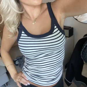 Randigt linne - Super gulligt linne från H&M nästan aldrig använt💕💕💕💕