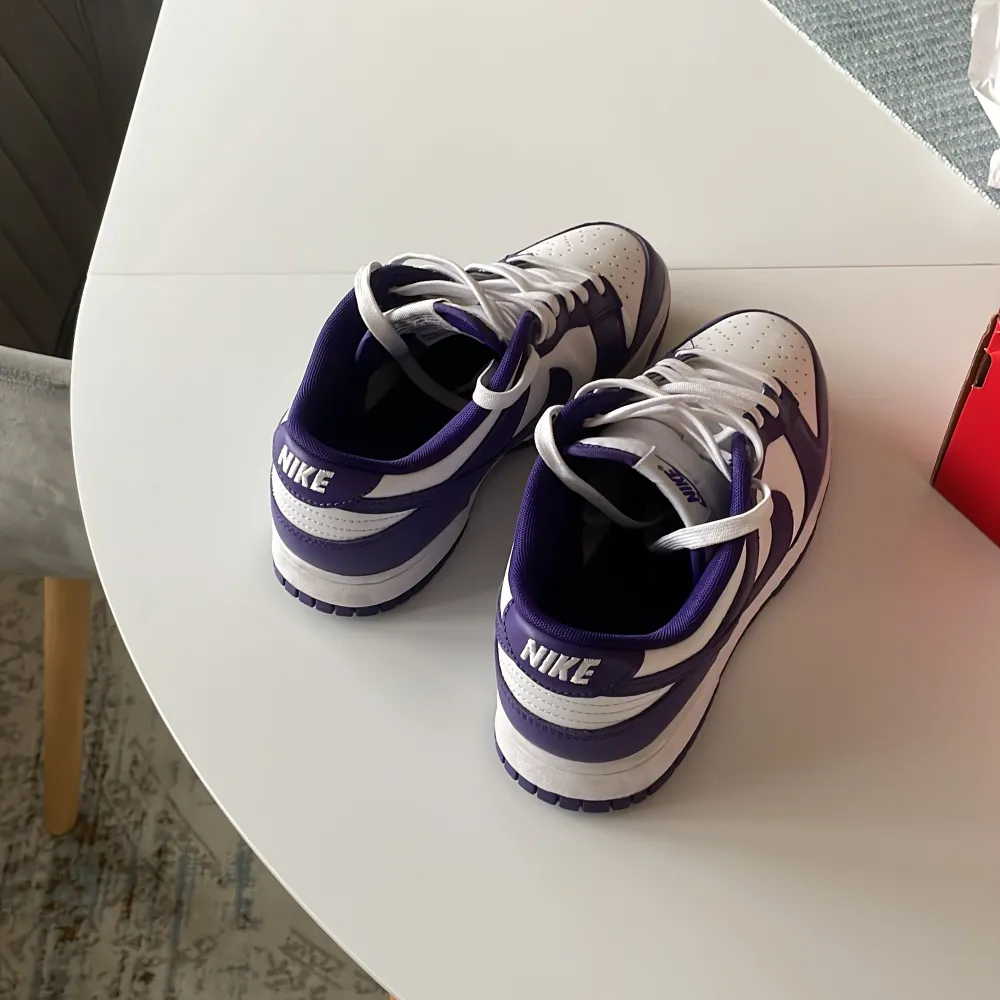 Säljer nu mina Nike dunk court Purple då dom helt enkelt inte kommer till användning. Skorna är i storlek 42 och har använts 10-20 gånger men är i mycket bra skick. Skorna är köpta på JD sports. Kartong finns. Skriv om ni har frågor. . Skor.