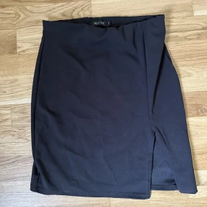 Kjol - Kort kjol från Nelly i storlek s.  Använd vid några enstaka tillfällen. 