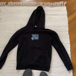 En nästan oanvänd hoodie från hip hop gruppen Random Bastards grundad i Umeå