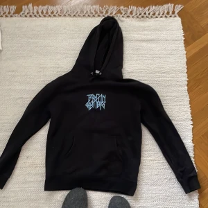 Random bastards hoodie - En nästan oanvänd hoodie från hip hop gruppen Random Bastards grundad i Umeå
