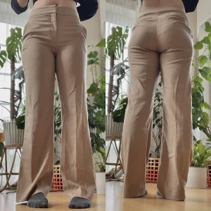 Bootcut kostymbyxor  - Kostymbyxor köpta second hand och använda flitigt. De är i bra skick men har tecken på användning som syns på bilderna. 