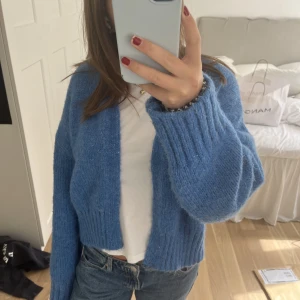 Blå kofta - En jättefin stickad blå kofta från Zara. Använt fåtal gånger så i bra skick, nypris 400kr ❤️I storlek M men passar mig som vanligtvis har S. Köparen står för frakten❤️