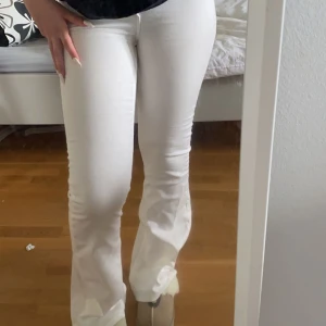 Vita bootcut jeans, cheap monday - Helt nya cheap monday jeans! Storlek 26-27. Stretchiga och bara använt 1 gång🩷