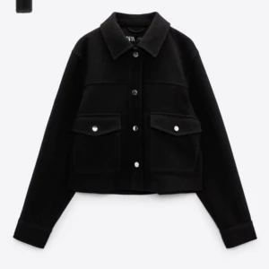 Zara kappa - Säljer denna super fina jacka/kappa från zara. Köpt förra vintern och går ej att köpa längre. Super fin nu till hösten/ vintern. Sparsamt använd❤️