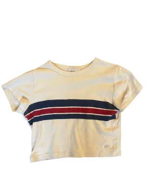 Baby-tee  - En baby tee från Pull&bear som bara är använd 2 gånger så är i väldigt bra skick!