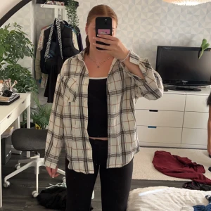 Skjorta  - Säljer men helt oanvända flanell skjorta från SHEIN i storlek 36🥰